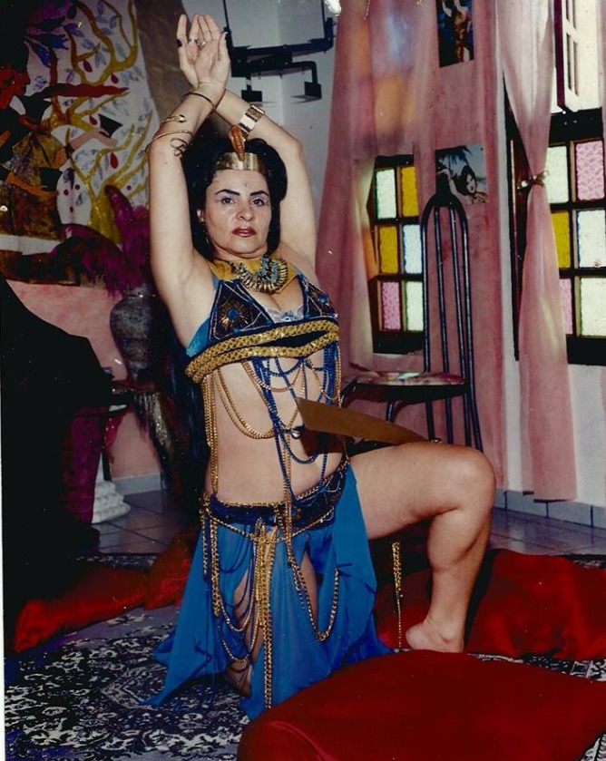 Egyptian Ballet · Figurino com correntes douradas