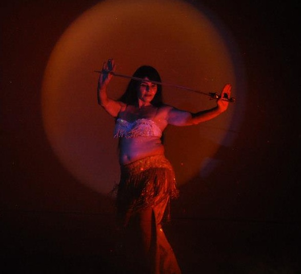 Dança da espada sob luz vermelha